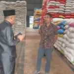 Wakil Gubernur Maluku Utara, Sarbin Sehe, saat berada di lokasi pengecekan stok beras di Gudang Bulog pada Kamis (8/1/2026), sebagai persiapan penyaluran bantuan bagi korban banjir di Kabupaten Halmahera Barat. Sumber: Istimewa