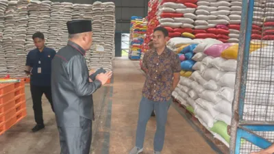 Wakil Gubernur Maluku Utara, Sarbin Sehe, saat berada di lokasi pengecekan stok beras di Gudang Bulog pada Kamis (8/1/2026), sebagai persiapan penyaluran bantuan bagi korban banjir di Kabupaten Halmahera Barat. Sumber: Istimewa