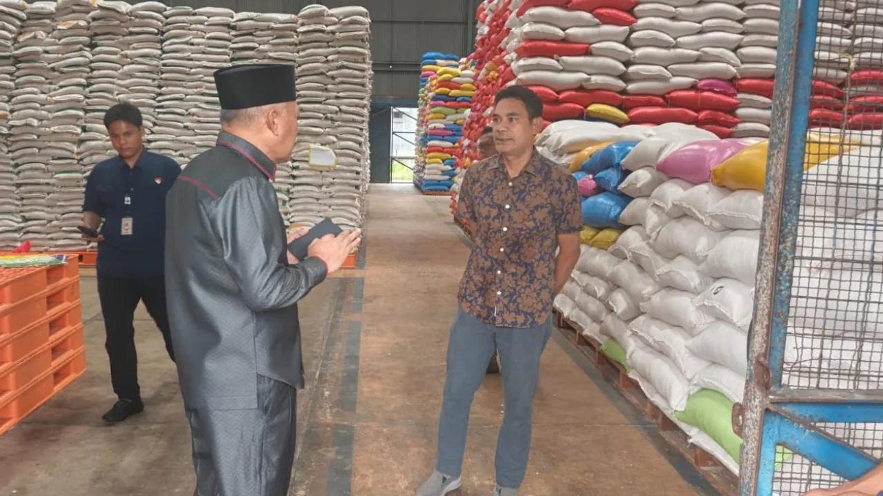 Wakil Gubernur Maluku Utara, Sarbin Sehe, saat berada di lokasi pengecekan stok beras di Gudang Bulog pada Kamis (8/1/2026), sebagai persiapan penyaluran bantuan bagi korban banjir di Kabupaten Halmahera Barat. Sumber: Istimewa