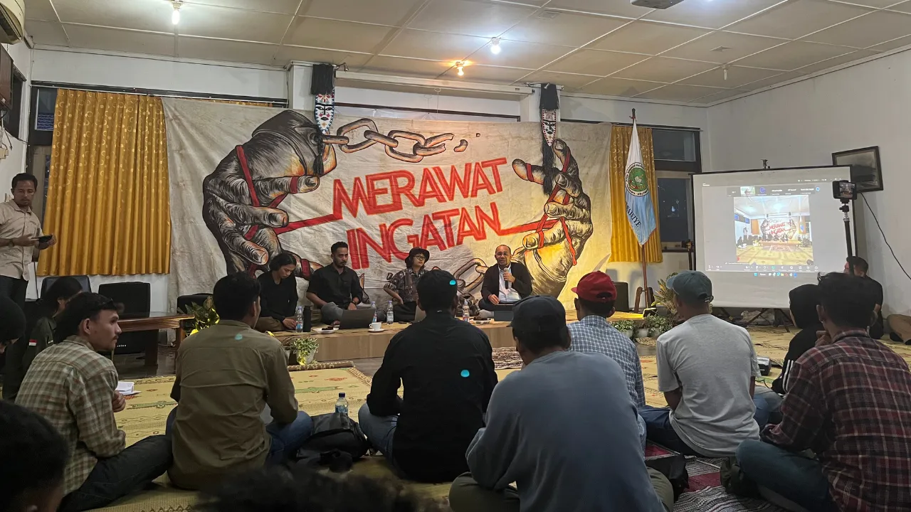 Dialog publik Ikatan Komunikasi Pelajar Mahasiswa Halmahera Timur Yogyakarta (IKPM-HT) bersama PSPK UGM membahas ketimpangan kawasan transmigrasi Patlean, Halmahera Timur, di Gedung PSPK UGM, Yogyakarta, Selasa (13/1/2025). Dok. Balengko Space