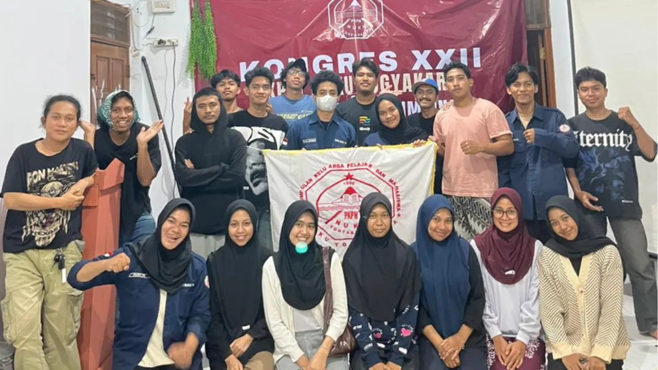 NAHKODA BARU: Ketua Umum terpilih PKPM NUKU Yogyakarta periode 2025–2026, Nurfina Ahmad (tengah), berfoto bersama peserta usai ditetapkan dalam Kongres XXII di Asrama PKPM NUKU Yogyakarta, Kamis (22/1/2025).(Foto: Istimewa)