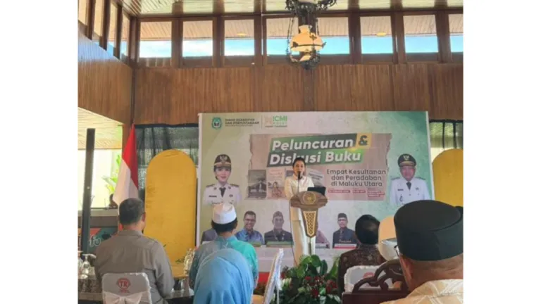 Gubernur Maluku Utara Sherly Laos memberikan sambutan pada Peluncuran dan Diskusi Buku “Empat Kesultanan dan Peradaban di Maluku Utara” di Pendopo Kesultanan Ternate, Jumat (30/1/2026). DOK. BALENGKO