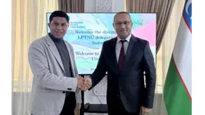 Rektor Universitas Nahdlatul Ulama Maluku Utara (UNUTARA), Dr. M. Natsir Tamalene, M.Pd. (kiri), saat bertemu dengan Vice Rector for International Cooperation Bukhara State University, Prof. Abror Juraev (kanan), di Uzbekistan, Jumat (30/01/2026). Kunjungan ini membahas rencana program magang internasional kolaboratif bagi mahasiswa dan dosen PTNU se-Indonesia untuk penguatan kapasitas akademik di bidang sains, teknologi, dan kebudayaan. Dok. Istimewa