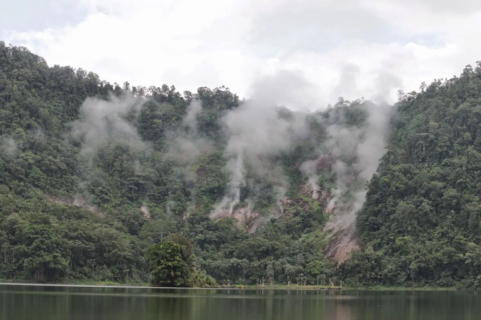 Telaga Rano di Kabupaten Halmahera Barat, Maluku Utara, yang masuk dalam wilayah rencana proyek geothermal WKP Telaga Ranu. (Dok. Ardian)