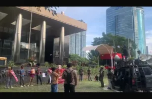 Aksi mahasiswa yang tergabung dalam Sentrum Mahasiswa Indonesia Halmahera Barat DKI Jakarta (SEMAINDO) saat menggelar demonstrasi di depan Gedung KPK, Jakarta, Senin (5/1/2026), mendesak tindak lanjut temuan BPK terkait anggaran Pemilu KPU Maluku Utara. (Sumber foto: Tangkapan layar video aksi)