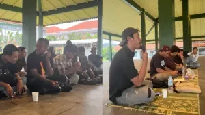 Dialog publik Komunitas Kutub Oase yang dihadiri mahasiswa dari berbagai perguruan tinggi di Yogyakarta saat membahas wacana Pilkada melalui DPRD, Kamis (22/1/2026), di Pendopo Universitas Widya Mataram. Dok. Balengko Space
