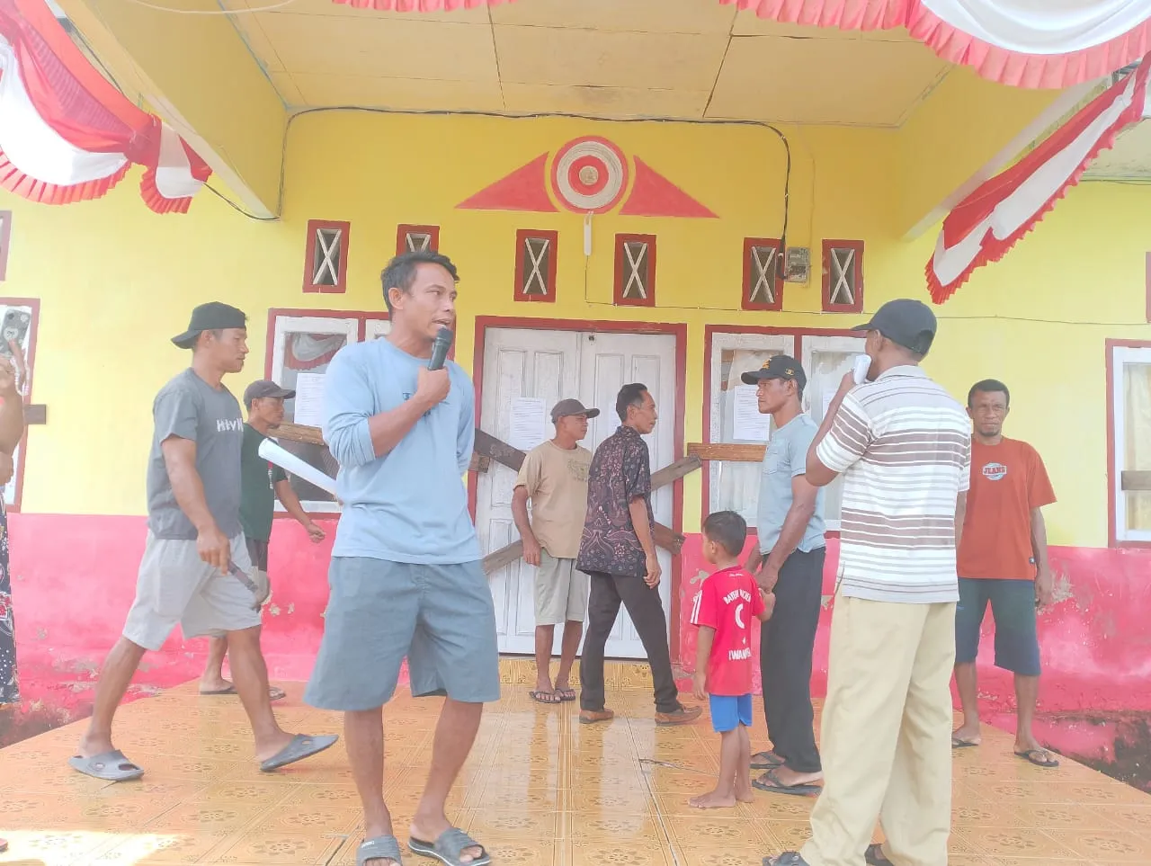 Warga Desa Pas Ipa menggelar aksi penyampaian aspirasi di depan Kantor Desa Pas Ipa, Kecamatan Mangoli Barat, Kabupaten Kepulauan Sula, Rabu (7/1/2026). (Istimewa)