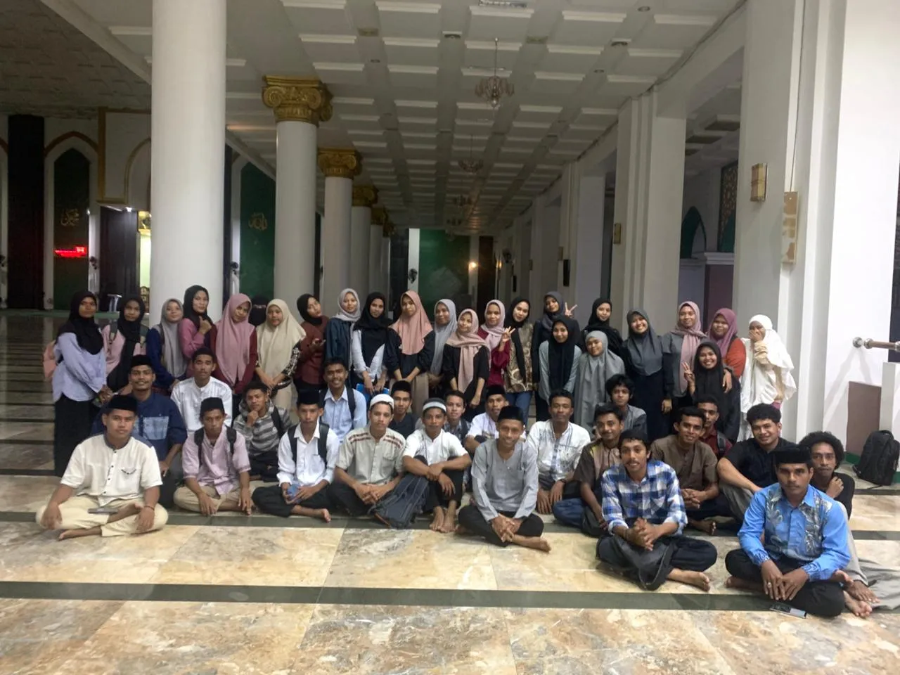 Sejumlah mahasiswa semester satu Universitas Nahdlatul Ulama Maluku Utara (UNUTARA) sedang melantunkan zikir dan doa bersama di Masjid Raya Al-Munawwar, Ternate, Kamis (8/1/2026). Kegiatan ini digelar untuk memperkuat nilai-nilai Ahlusunnah Waljamaah (ASWAJA) dalam menyambut awal tahun baru. (Sumber Foto: Istimewa)