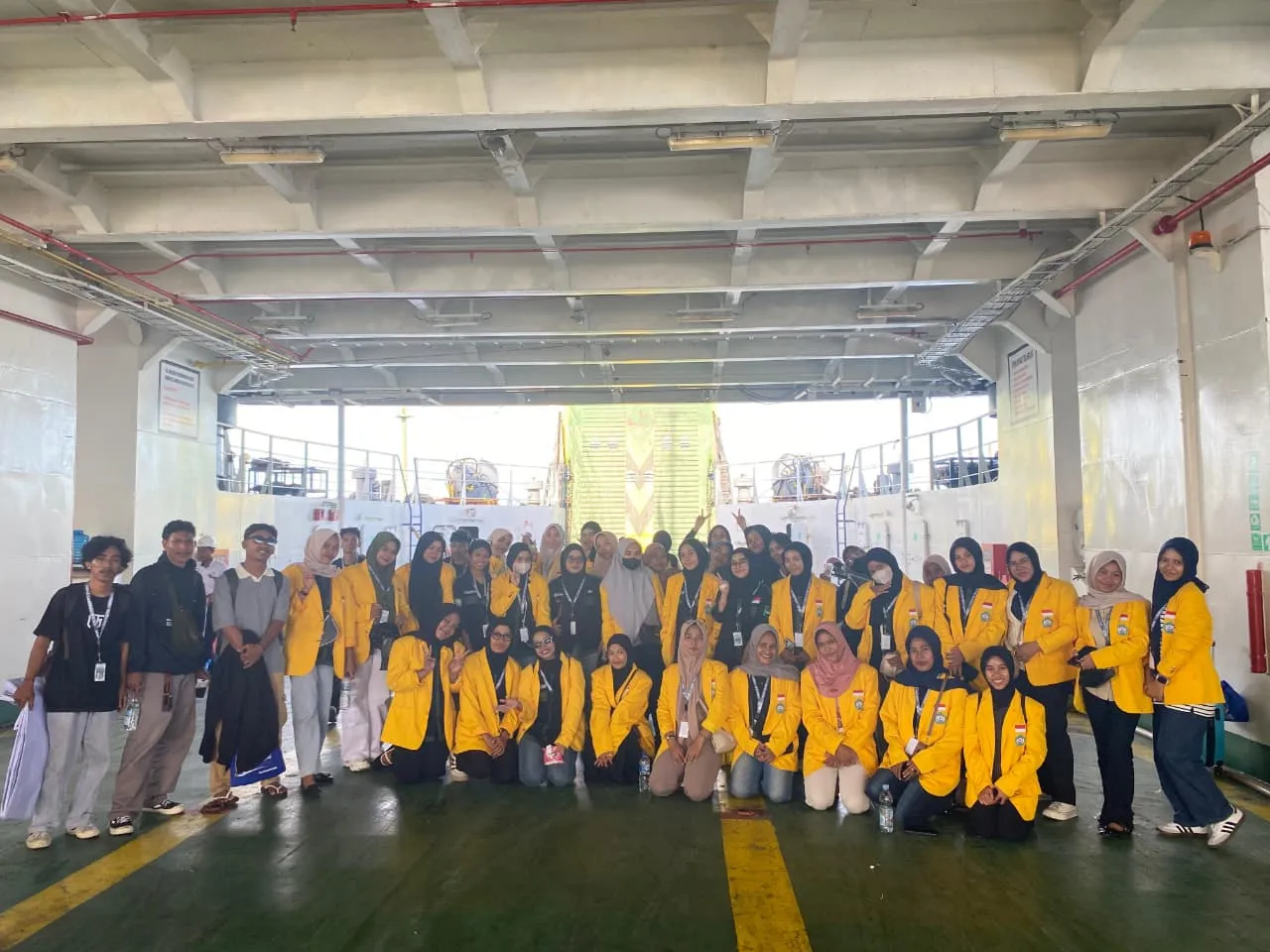 Foto: PBSI dan HIMABIN Universitas Khairun melepas 70 mahasiswa peserta Pekan Pengabdian Masyarakat (PPM) di Kecamatan Oba Tengah, Desa Akesai, Sabtu (10/1/2026). Sumber foto: Istimewa