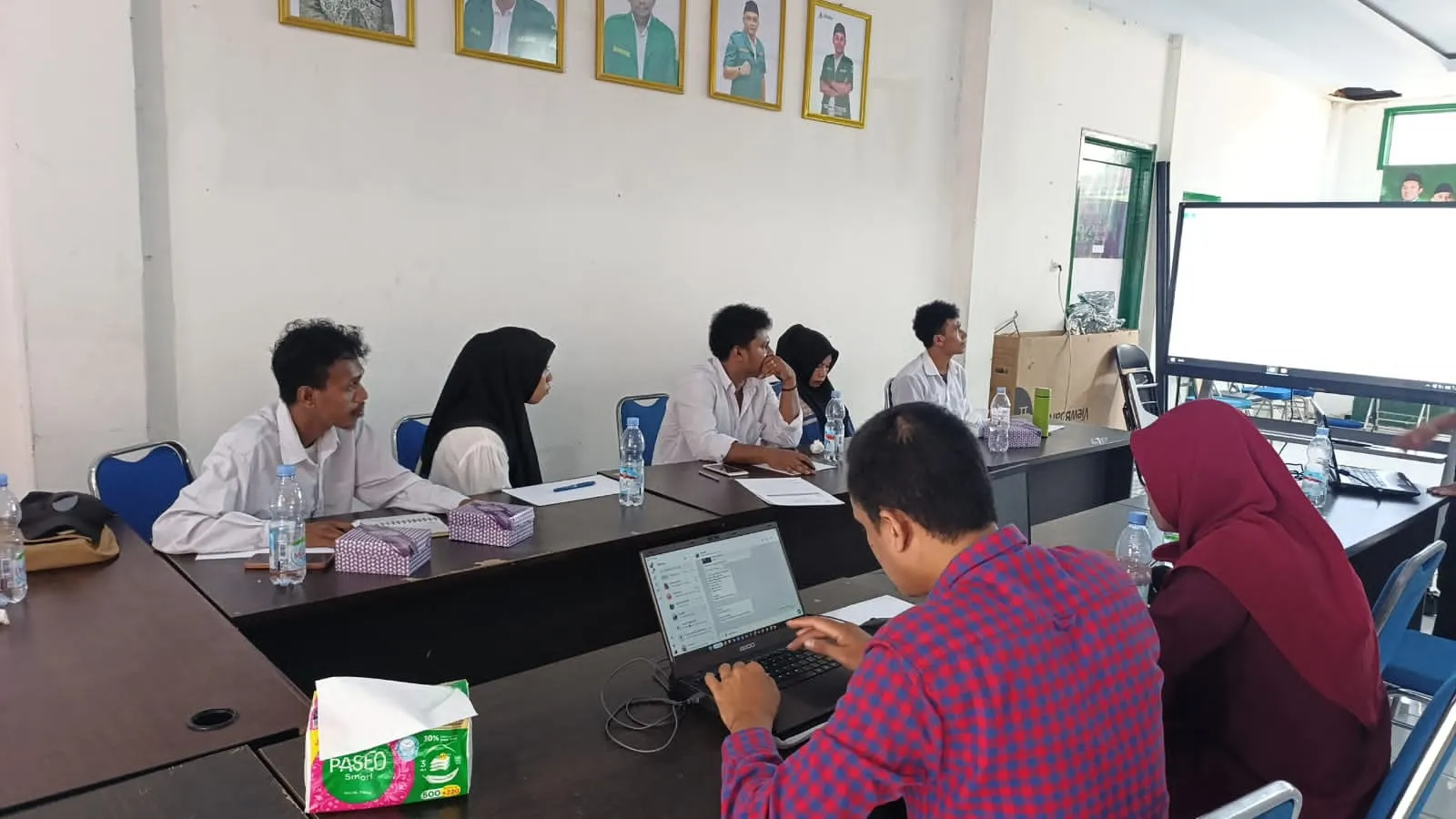 Suasana pembekalan Praktik Pengalaman Lapangan (PPL) mahasiswa Fakultas Inovasi Pendidikan Universitas Nahdlatul Ulama Maluku Utara (Unutara) angkatan 2022 yang digelar di Aula Kampus Utama Unutara, Ternate, Sabtu (10/1/2026). (Sumber foto: Humas Unutara)