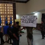 Sejumlah mahasiswa membentangkan poster saat berlangsungnya Kongres HPMS di Asrama Haji, Ternate, Minggu (11/1/2026). Sumber foto: Istimewa.
