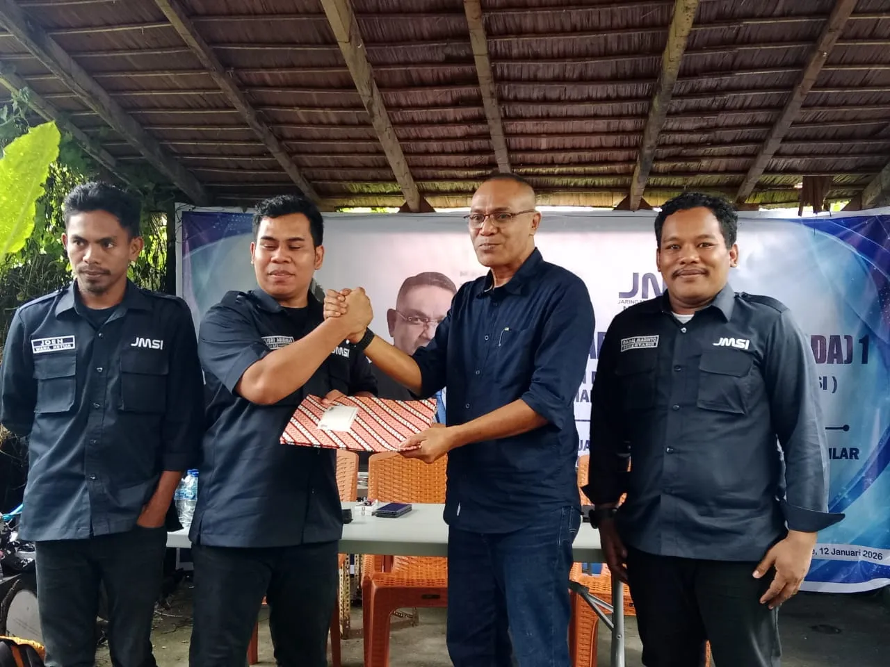 Prosesi serah terima jabatan pengurus JMSI Maluku Utara usai pelaksanaan Musda I di Kota Ternate, Senin (12/1/2026). Sumber foto: Istimewa.