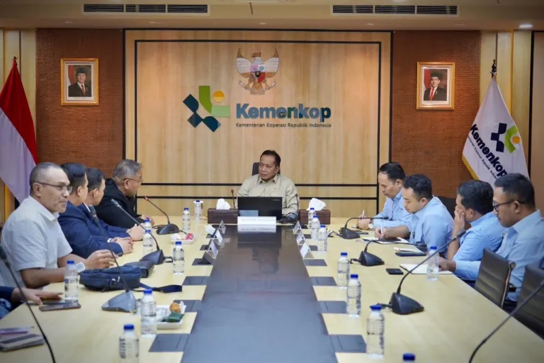 Menteri Koperasi Ferry Juliantono saat menerima kunjungan Jaringan Media Siber Indonesia (JMSI) di Jakarta (21/1). Kemenkop kini tengah melakukan transformasi besar-besaran, mulai dari digitalisasi data hingga perubahan strategi komunikasi agar koperasi lebih diminati anak muda sebagai badan usaha yang profitabel dan kekinian. Sumber Foto: JMSI