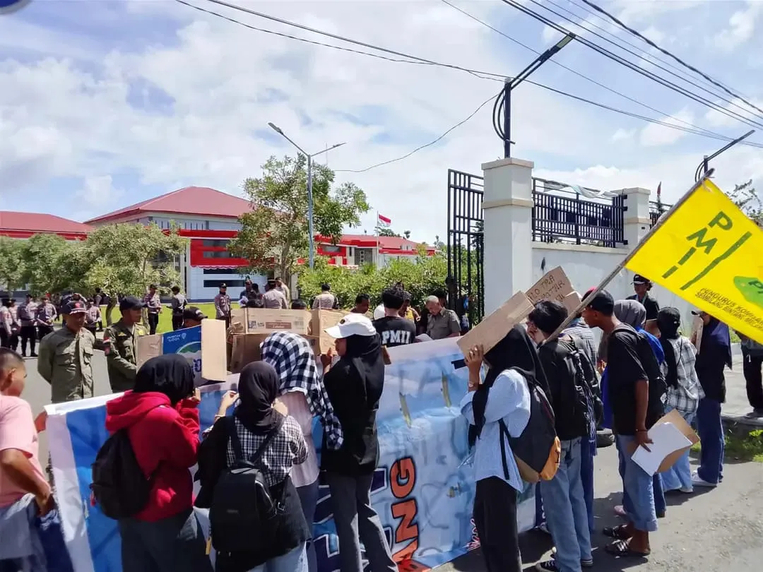 Sejumlah massa aksi dari PMII Cabang Persiapan Pulau Morotai membentangkan spanduk tuntutan di depan Kantor Bupati, Kamis (22/1/2026). Mereka mendesak pemerintah segera menyelesaikan proyek Labkesmas senilai Rp15,3 Miliar dan meratakan bantuan bagi lansia. Sumber foto : Istimewa