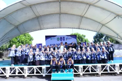 Keluarga besar HMJ Gizi Poltekkes Kemenkes Ternate mengabadikan momen bersama Direktur Poltekkes Ternate. (Foto: Dok. HMJ Gizi)