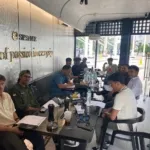 Perwakilan Solidaritas IPM-HT se-Pulau Jawa menyerahkan surat rekomendasi berisi enam poin tuntutan pendidikan kepada pihak CSR PT ANTAM Tbk di Jakarta Selatan. Para mahasiswa mendesak perusahaan BUMN tersebut untuk lebih nyata dalam mendukung pengembangan SDM asal Halmahera Timur. FOTO: ISTIMEWA