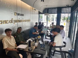 Perwakilan Solidaritas IPM-HT se-Pulau Jawa menyerahkan surat rekomendasi berisi enam poin tuntutan pendidikan kepada pihak CSR PT ANTAM Tbk di Jakarta Selatan. Para mahasiswa mendesak perusahaan BUMN tersebut untuk lebih nyata dalam mendukung pengembangan SDM asal Halmahera Timur. FOTO: ISTIMEWA