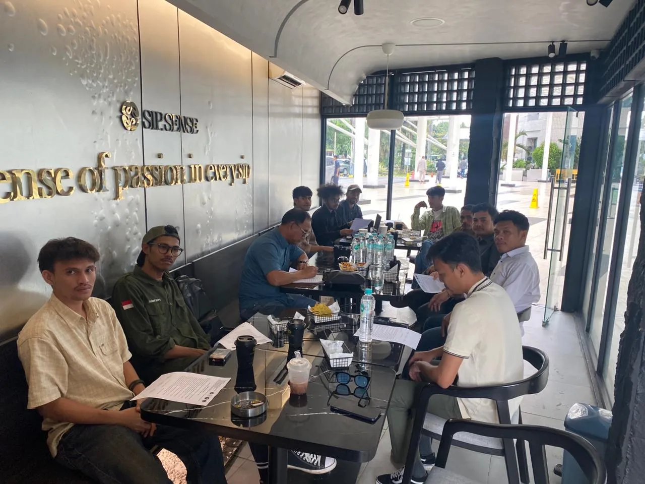 Perwakilan Solidaritas IPM-HT se-Pulau Jawa menyerahkan surat rekomendasi berisi enam poin tuntutan pendidikan kepada pihak CSR PT ANTAM Tbk di Jakarta Selatan. Para mahasiswa mendesak perusahaan BUMN tersebut untuk lebih nyata dalam mendukung pengembangan SDM asal Halmahera Timur. FOTO: ISTIMEWA