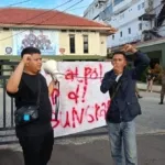 Sejumlah massa saat menggelar aksi unjuk rasa di depan kantor Pemerintah Kota Tangerang, Rabu (28/1/2026). Mereka mendesak Satpol PP segera menutup aktivitas produksi Himalaya Es Kristal yang diduga melanggar izin alih fungsi bangunan dan dokumen lingkungan. (Foto: Dok. Istimewa/Pusat-Berita)