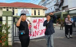 Sejumlah massa saat menggelar aksi unjuk rasa di depan kantor Pemerintah Kota Tangerang, Rabu (28/1/2026). Mereka mendesak Satpol PP segera menutup aktivitas produksi Himalaya Es Kristal yang diduga melanggar izin alih fungsi bangunan dan dokumen lingkungan. (Foto: Dok. Istimewa/Pusat-Berita)