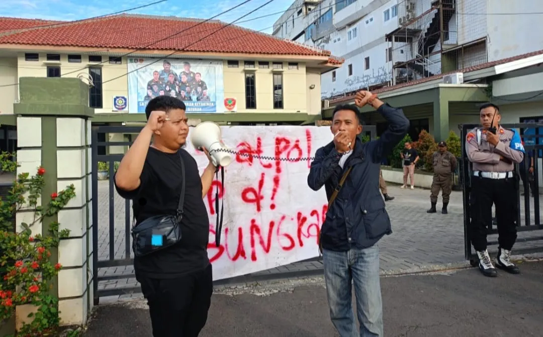 Sejumlah massa saat menggelar aksi unjuk rasa di depan kantor Pemerintah Kota Tangerang, Rabu (28/1/2026). Mereka mendesak Satpol PP segera menutup aktivitas produksi Himalaya Es Kristal yang diduga melanggar izin alih fungsi bangunan dan dokumen lingkungan. (Foto: Dok. Istimewa/Pusat-Berita)