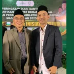 Pendiri HIMAIT Universitas Alma Ata sekaligus Pengurus Pusat HIPNU, Muh. Rizki Mohtar, S.Kep (kanan), berfoto bersama Ketua LKNU PBNU masa khidmah 2022-2027, Dr. dr. M. Zulfikar As’ad, MMR (kiri), dalam rangkaian pelantikan pengurus Himpunan Perawat Nahdlatul Ulama (HIPNU) di Semarang pada tahun 2023. LKNU merupakan lembaga yang fokus pada penanganan kesehatan dan perlindungan sosial bagi warga Nahdliyin serta lingkungan pesantren. Sumber: Istimewa