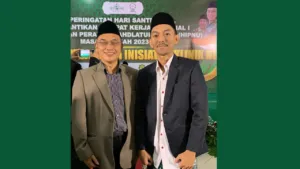 Pendiri HIMAIT Universitas Alma Ata sekaligus Pengurus Pusat HIPNU, Muh. Rizki Mohtar, S.Kep (kanan), berfoto bersama Ketua LKNU PBNU masa khidmah 2022-2027, Dr. dr. M. Zulfikar As’ad, MMR (kiri), dalam rangkaian pelantikan pengurus Himpunan Perawat Nahdlatul Ulama (HIPNU) di Semarang pada tahun 2023. LKNU merupakan lembaga yang fokus pada penanganan kesehatan dan perlindungan sosial bagi warga Nahdliyin serta lingkungan pesantren. Sumber: Istimewa