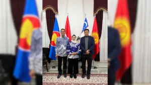 Rektor UNUTARA Dr. M. Nasir Tamalene (kanan) bersama Dubes RI di Uzbekistan, Prof. Siti Ruhaini Dzuhayatin (tengah) . Kunjungan ini bertujuan membuka peluang bagi lulusan PTNU untuk berkarir sebagai tenaga pendidik sains di sekolah internasional Uzbekistan. (Foto: Istimewa)