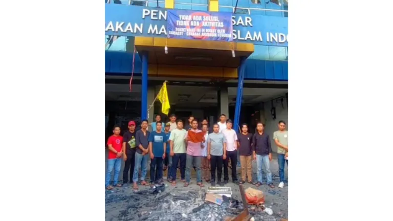 MAKLUMAT PERGERAKAN: Perwakilan Sahabat Peduli Marwah PMII, Abdul Haris Nepe (tengah), saat membacakan Maklumat Pergerakan di depan awak media di Jakarta, Senin (16/2/2026). Dalam maklumatnya, ia mengecam keras aksi vandalisme terhadap Sekretariat PB PMII dan mendesak pengurus pusat segera melakukan evaluasi total dalam waktu 3x24 jam demi menjaga marwah organisasi. Source : Istimewa