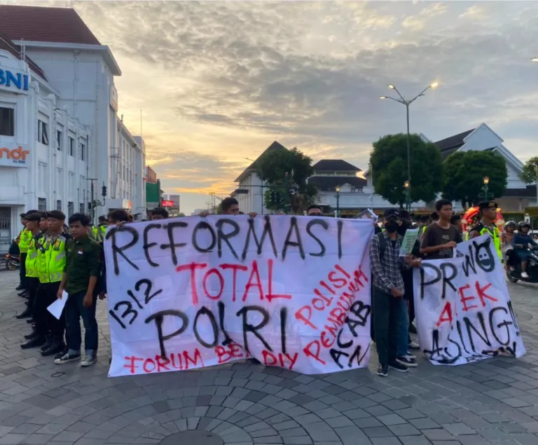 Sejumlah mahasiswa yang tergabung dalam Forum BEM DIY melakukan long march dan aksi damai di kawasan Titik Nol Kilometer Yogyakarta, Rabu (25/2/2026), menyoroti berbagai isu nasional dengan salah satu fokus pada polemik proyek geotermal Telaga Ranu. Source : Instagram Forum BEM DIY