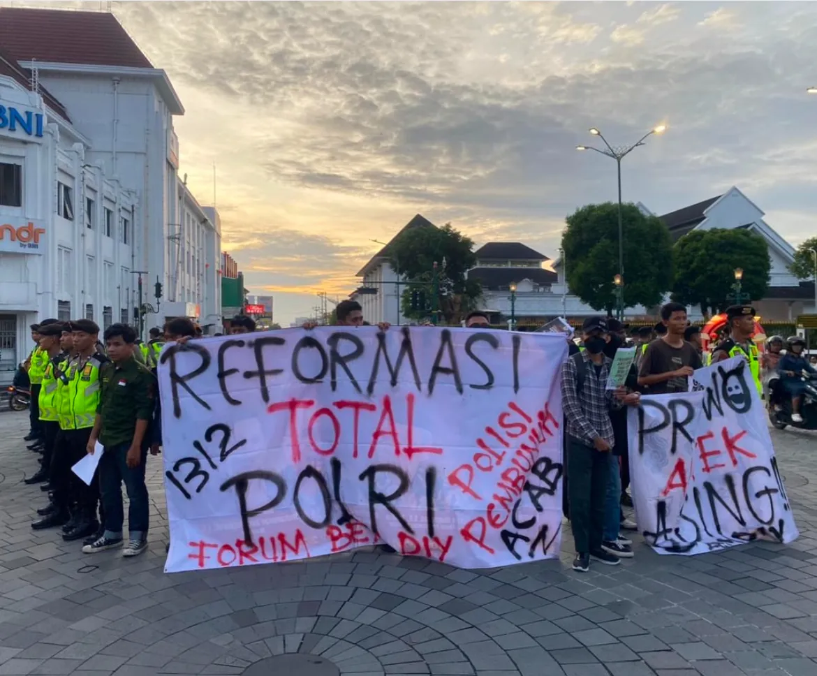 Sejumlah mahasiswa yang tergabung dalam Forum BEM DIY melakukan long march dan aksi damai di kawasan Titik Nol Kilometer Yogyakarta, Rabu (25/2/2026), menyoroti berbagai isu nasional dengan salah satu fokus pada polemik proyek geotermal Telaga Ranu. Source : Instagram Forum BEM DIY
