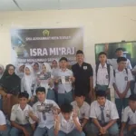 EDUKASI DIGITAL: Tim Satgaswil Maluku Utara membagikan brosur "Bebas Bersosmed dengan Aman dan Bijak" kepada murid SMA Al-Khairat Ternate sebagai bagian dari upaya preventif menangkal modus baru rekrutmen teroris melalui platform digital, Senin (1/2/2026). (Foto: Source Istimewa)