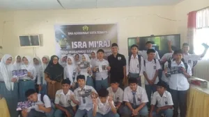 EDUKASI DIGITAL: Tim Satgaswil Maluku Utara membagikan brosur "Bebas Bersosmed dengan Aman dan Bijak" kepada murid SMA Al-Khairat Ternate sebagai bagian dari upaya preventif menangkal modus baru rekrutmen teroris melalui platform digital, Senin (1/2/2026). (Foto: Source Istimewa)