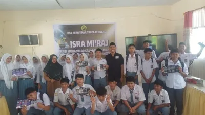 EDUKASI DIGITAL: Tim Satgaswil Maluku Utara membagikan brosur "Bebas Bersosmed dengan Aman dan Bijak" kepada murid SMA Al-Khairat Ternate sebagai bagian dari upaya preventif menangkal modus baru rekrutmen teroris melalui platform digital, Senin (1/2/2026). (Foto: Source Istimewa)
