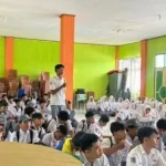 Suasana interaktif saat personel Densus 88 AT Polri berdialog dengan pelajar di Ternate terkait kreativitas digital. Fokus utama kegiatan adalah menekan angka anak terpapar radikalisme yang pada tahun 2025 mencapai 112 anak di Indonesia. (Source: Istimewa)
