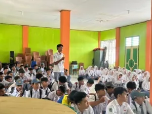 Suasana interaktif saat personel Densus 88 AT Polri berdialog dengan pelajar di Ternate terkait kreativitas digital. Fokus utama kegiatan adalah menekan angka anak terpapar radikalisme yang pada tahun 2025 mencapai 112 anak di Indonesia. (Source: Istimewa)