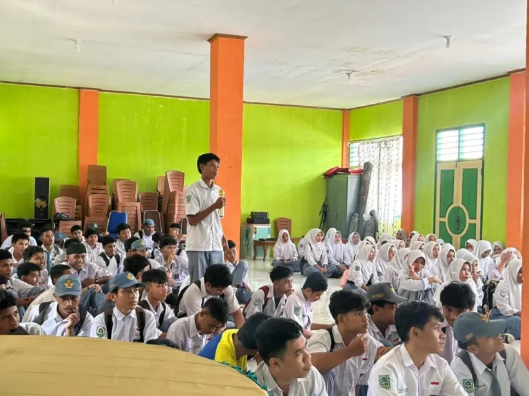 Suasana interaktif saat personel Densus 88 AT Polri berdialog dengan pelajar di Ternate terkait kreativitas digital. Fokus utama kegiatan adalah menekan angka anak terpapar radikalisme yang pada tahun 2025 mencapai 112 anak di Indonesia. (Source: Istimewa)