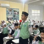 Siswa-siswi SMP Al-Qur'an Putra Bahari menyimak paparan Satgaswil Malut Densus 88 AT Polri terkait cara sehat bermedia sosial di Kota Ternate, Rabu (11/2/2026). Densus 88 mencatat 112 anak terpapar radikalisme sepanjang tahun 2025 akibat rekrutmen daring. (Foto: Istimewa)
