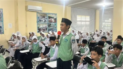 Siswa-siswi SMP Al-Qur'an Putra Bahari menyimak paparan Satgaswil Malut Densus 88 AT Polri terkait cara sehat bermedia sosial di Kota Ternate, Rabu (11/2/2026). Densus 88 mencatat 112 anak terpapar radikalisme sepanjang tahun 2025 akibat rekrutmen daring. (Foto: Istimewa)