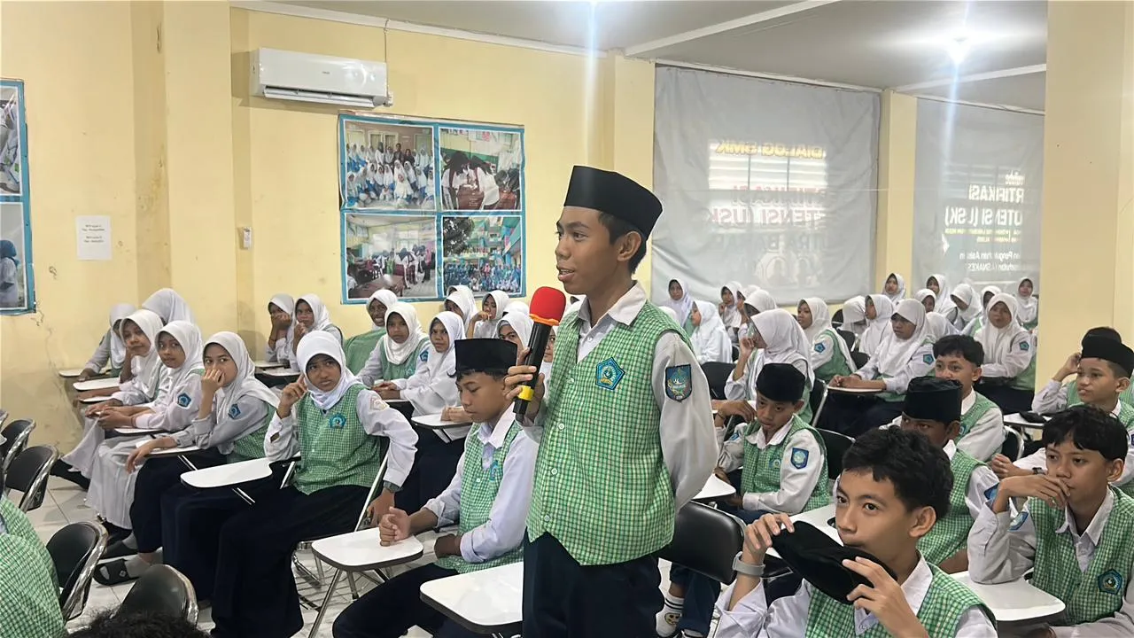 Siswa-siswi SMP Al-Qur'an Putra Bahari menyimak paparan Satgaswil Malut Densus 88 AT Polri terkait cara sehat bermedia sosial di Kota Ternate, Rabu (11/2/2026). Densus 88 mencatat 112 anak terpapar radikalisme sepanjang tahun 2025 akibat rekrutmen daring. (Foto: Istimewa)