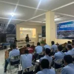 Anggota Satgaswil Malut Densus 88 AT Polri, Briptu Andi Riski Putra, mengedukasi siswa SMK Putra Bahari Ternate tentang bahaya radikalisme daring, Rabu (11/2/2026). Kegiatan ini bertujuan mencegah rekrutmen anak melalui game online dan media sosial. (Foto: Istimewa)