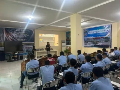 Anggota Satgaswil Malut Densus 88 AT Polri, Briptu Andi Riski Putra, mengedukasi siswa SMK Putra Bahari Ternate tentang bahaya radikalisme daring, Rabu (11/2/2026). Kegiatan ini bertujuan mencegah rekrutmen anak melalui game online dan media sosial. (Foto: Istimewa)