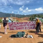 BELA RUANG HIDUP: Warga Desa Sagea saat melakukan aksi protes terhadap aktivitas pertambangan yang mengancam lingkungan mereka. WALHI Maluku Utara mendesak kepolisian menghentikan pemanggilan terhadap 14 warga yang dinilai sebagai bentuk kriminalisasi pejuang lingkungan. (Foto: Istimewa)