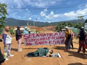 BELA RUANG HIDUP: Warga Desa Sagea saat melakukan aksi protes terhadap aktivitas pertambangan yang mengancam lingkungan mereka. WALHI Maluku Utara mendesak kepolisian menghentikan pemanggilan terhadap 14 warga yang dinilai sebagai bentuk kriminalisasi pejuang lingkungan. (Foto: Istimewa)