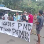 LUMPUL TOTAL: Massa aksi dari Desa Gita Raja melakukan pemblokiran jalan lintas utama di Tidore Kepulauan, Kamis (12/2/2026). Aksi ini merupakan bentuk protes keras warga yang menuntut pencopotan Kepala Desa Ade M. Rasid atas dugaan tindakan amoral dan desakan agar Walikota mencopot Kadis PMD yang dinilai melakukan pembohongan publik terkait janji pemecatan Kades. (Source : Agung Selang/Jurnalis Balengko)