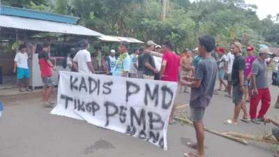 LUMPUL TOTAL: Massa aksi dari Desa Gita Raja melakukan pemblokiran jalan lintas utama di Tidore Kepulauan, Kamis (12/2/2026). Aksi ini merupakan bentuk protes keras warga yang menuntut pencopotan Kepala Desa Ade M. Rasid atas dugaan tindakan amoral dan desakan agar Walikota mencopot Kadis PMD yang dinilai melakukan pembohongan publik terkait janji pemecatan Kades. (Source : Agung Selang/Jurnalis Balengko)