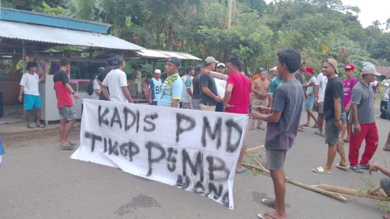 LUMPUL TOTAL: Massa aksi dari Desa Gita Raja melakukan pemblokiran jalan lintas utama di Tidore Kepulauan, Kamis (12/2/2026). Aksi ini merupakan bentuk protes keras warga yang menuntut pencopotan Kepala Desa Ade M. Rasid atas dugaan tindakan amoral dan desakan agar Walikota mencopot Kadis PMD yang dinilai melakukan pembohongan publik terkait janji pemecatan Kades. (Source : Agung Selang/Jurnalis Balengko)