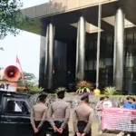 Sejumlah massa aksi dari Komite Mahasiswa Pemerhati Pembangunan Maluku Utara–Jakarta saat menggelar unjuk rasa di depan Gedung Merah Putih KPK, Jakarta, (13/2). Mereka mendesak pengusutan dugaan korupsi proyek Embung Pulau Hiri senilai Rp13 miliar di BWS Maluku Utara. (Foto: Istimewa/Dok. Komite Mahasiswa)