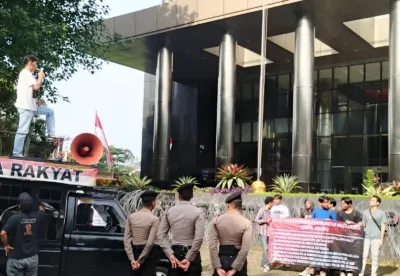 Sejumlah massa aksi dari Komite Mahasiswa Pemerhati Pembangunan Maluku Utara–Jakarta saat menggelar unjuk rasa di depan Gedung Merah Putih KPK, Jakarta, (13/2). Mereka mendesak pengusutan dugaan korupsi proyek Embung Pulau Hiri senilai Rp13 miliar di BWS Maluku Utara. (Foto: Istimewa/Dok. Komite Mahasiswa)