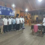 PENGUKUHAN PENGURUS: Sekretaris Daerah Pulau Morotai, Muhammad Umar Ali (tengah), berfoto bersama jajaran pengurus DPC Organda Kabupaten Pulau Morotai masa bakti 2024-2029 usai prosesi pelantikan di Aula Daloha Resort, Sabtu (14/2/2026). Pelantikan ini menjadi momentum penguatan sinergi antara Organda dan Pemerintah Daerah dalam memajukan sektor transportasi darat di Morotai.